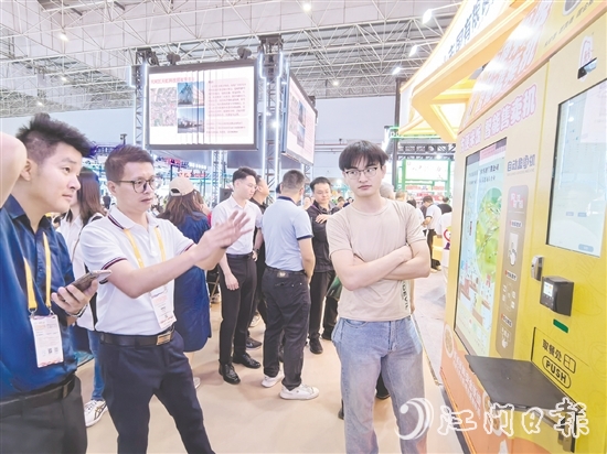 方便米飯、方面湯水只需要在智能售賣(mài)機(jī)配套的微波爐上加熱便可品嘗，便捷、美味又營(yíng)養(yǎng)。