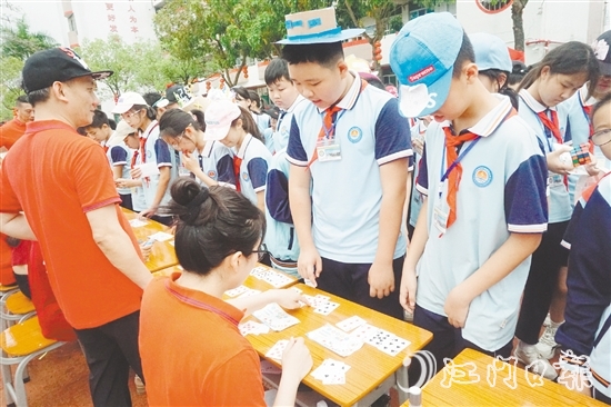 學(xué)生挑戰(zhàn)“神機(jī)妙算”游戲項(xiàng)目。