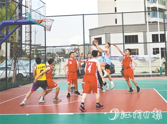 比賽現(xiàn)場，雙方隊(duì)員展現(xiàn)了高超的籃球技藝。