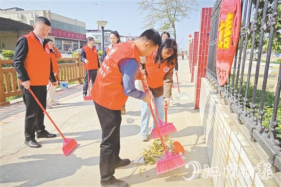 江門置業(yè)發(fā)展的黨員多次開展清潔志愿服務(wù)活動，助力鄉(xiāng)村人居環(huán)境改善。