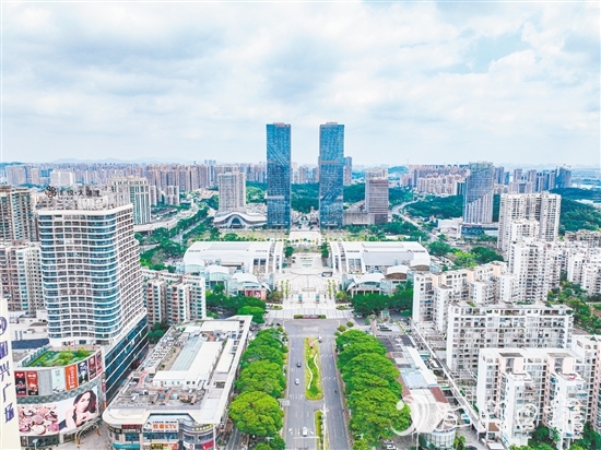 環(huán)市街道位于蓬江區(qū)中心區(qū)域，位于珠三角“1小時(shí)商圈”內(nèi)，交通便利，區(qū)位優(yōu)勢(shì)明顯。圖為環(huán)五邑華僑廣場(chǎng)商圈一帶。劉淑君