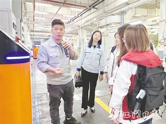 在雅圖仕倉(cāng)儲(chǔ)物流環(huán)節(jié)，AGV智能叉車發(fā)揮重要作用。