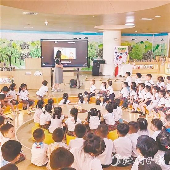 活動中，老師為小讀者分享繪本故事，共同感受閱讀的魅力。