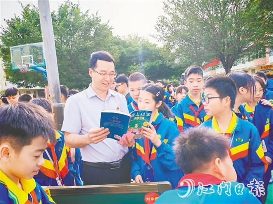 沙坪二小的學(xué)生在“跳蚤書市”上換到自己喜愛的書籍。