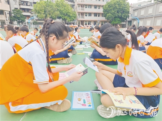 沙坪一小學(xué)生根據(jù)“好書推薦卡”的引導(dǎo)，認(rèn)真品讀圖書。