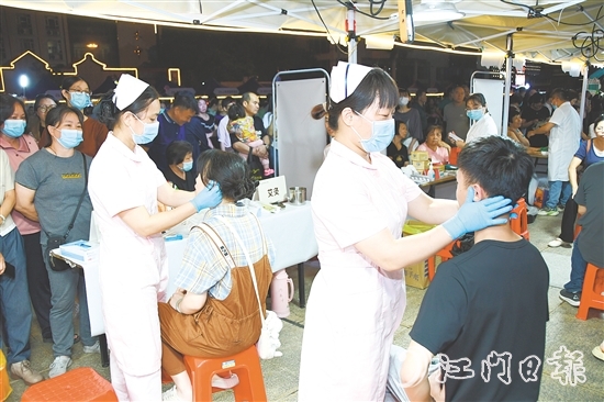 中醫(yī)“大咖”化身攤主，為市民提供“一對一”問診、健康指導等服務。