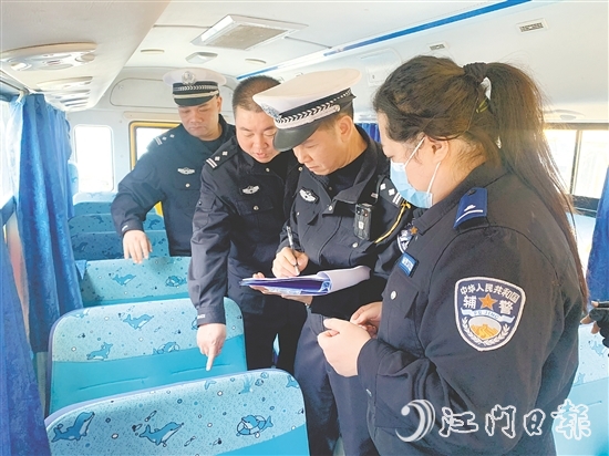 交警聯(lián)合教育部門對(duì)恩平市校車開展全面排查。