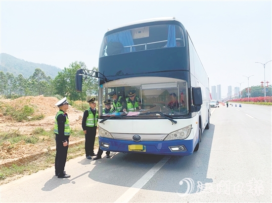 交警部門在重點(diǎn)區(qū)域設(shè)置流動(dòng)檢查點(diǎn)，嚴(yán)查客運(yùn)車輛違規(guī)攬客、不按核定線路行駛等亂象。