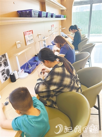 在“巾幗共富工坊”，“寶媽”帶娃工作兩不誤。