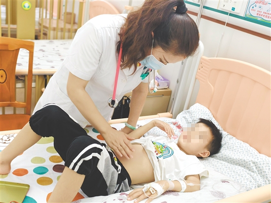 醫(yī)生查看患兒情況。