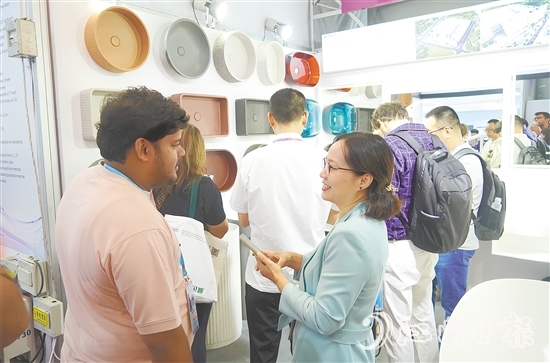 利多邦衛(wèi)浴展位吸引不少客商前來(lái)咨詢(xún)交流。