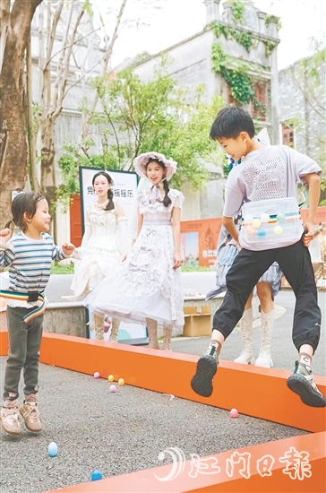 “五一”假期，赤坎華僑古鎮(zhèn)將開展“魔幻彩蛋季”活動(dòng)，市民、游客可在堤?hào)|路露天小劇場(chǎng)與NPC互動(dòng)。