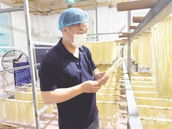 梁潤(rùn)富在車間查看瀨粉晾曬狀態(tài)。