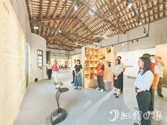 智能機器人為大家講解陳榮捷事跡。