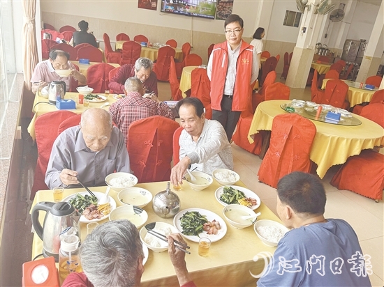 老人們一邊吃飯，一邊話家常。