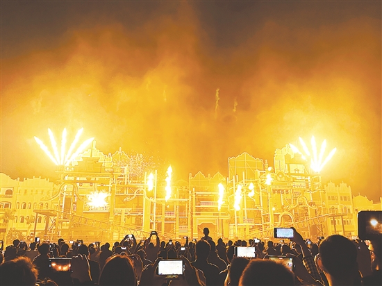 赤坎華僑古鎮(zhèn)精彩的火秀表演吸引游客。