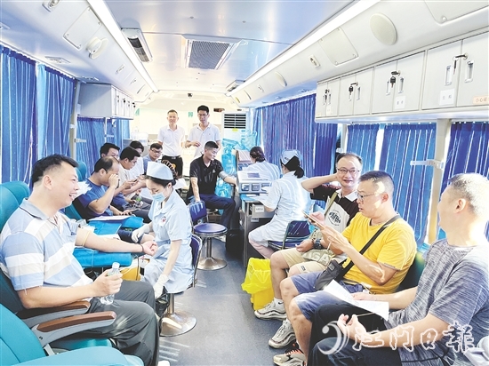 獻(xiàn)血車上，總有江門青年的身影。