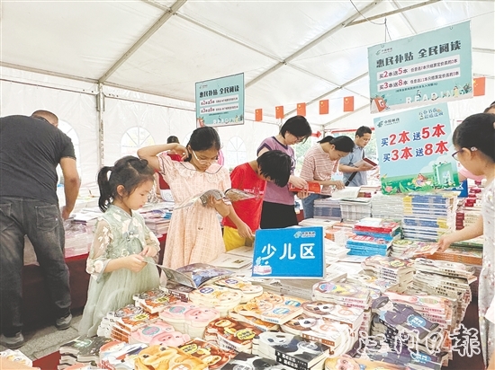 全民閱讀圖書文化活動(dòng)中，大人小孩共享閱讀樂趣。