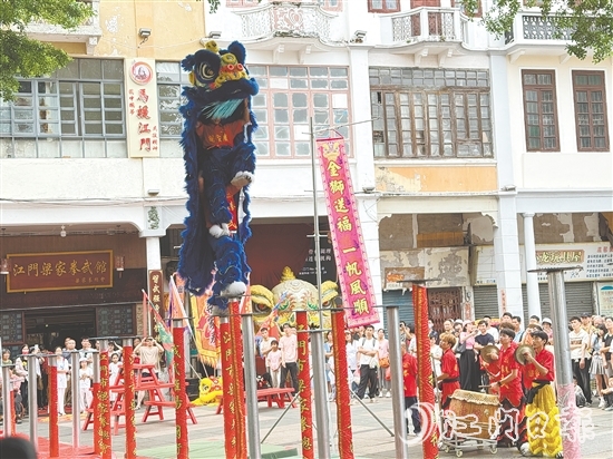 青年廣場(chǎng)上，15支精銳獅隊(duì)展開精彩比拼。