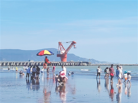 在臺山欽頭灣海浴場，游客盡情享受陽光、海浪與沙灘。