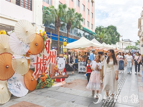 岡州墟非遺市集精彩不斷，現(xiàn)場(chǎng)人潮涌動(dòng)。