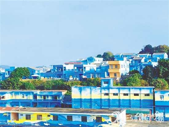 鯤鵬村海洋路沿線99間民房外立面披上“藍裝”，1.5萬平方米海洋主題墻繪讓漁村變身藝術(shù)長廊。