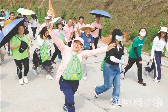 徒步愛好者沿青年水庫步行，穿梭于花海與綠林間，感受“體育+生態(tài)”的魅力。