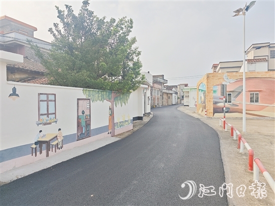 在蟠光村，新鋪設(shè)的瀝青村道平整寬闊，與特色墻繪及周邊綠化相映成趣。