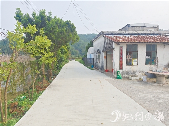 李偉業(yè)的養(yǎng)殖基地門前的村道得到升級改造，解決了困擾他許久的交通問題。