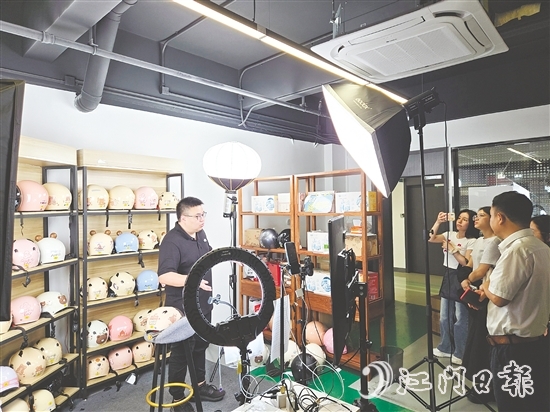 各鎮(zhèn)(街）選派業(yè)務(wù)骨干參加首期土特產(chǎn)直播帶貨培訓(xùn)班。