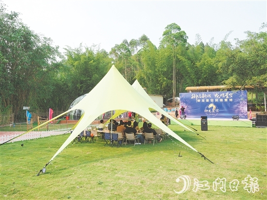 游客在雅瑤鎮(zhèn)陳山村御龍星空民宿營地享受假期。