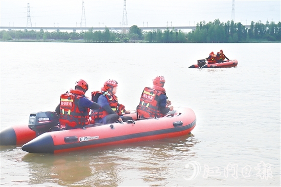 救援人員采用動力橡皮艇救援等方式迅速營救“落水者”。
