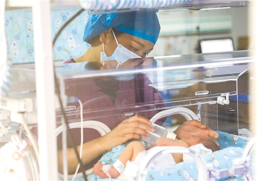 這是一雙小心翼翼的手。在江門市婦幼保健院新生兒科，護(hù)士李麗婷化身臨時(shí)“奶媽”，手持奶瓶給早產(chǎn)兒喂奶。她時(shí)而調(diào)整奶瓶角度，時(shí)而放緩速度，用耐心與愛心為小生命構(gòu)筑溫暖港灣，陪伴他們跨越成長(zhǎng)路上最初的難關(guān)。