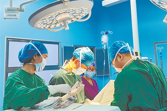 這是一雙恪盡職守的手。作為手術(shù)室護(hù)士，不僅要對(duì)手術(shù)現(xiàn)場(chǎng)的器械擺放位置了然于胸，還要練就“讀心術(shù)”，能秒懂主刀醫(yī)生需要。此刻，江門市江海區(qū)中西醫(yī)結(jié)合醫(yī)院手術(shù)室護(hù)士劉影正專注地配合醫(yī)生手術(shù)，傳遞器械，守護(hù)生命。