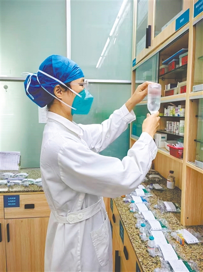 這是一雙嚴(yán)謹(jǐn)可靠的手。輸液前核對(duì)和檢查藥物的步驟是護(hù)理操作中的關(guān)鍵環(huán)節(jié)，要遵循“三查七對(duì)”原則。此時(shí)，江門市結(jié)核病防治所住院部護(hù)士黃惠敏正在認(rèn)真核對(duì)患者的輸液藥物，確保用藥安全。