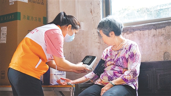 這是一雙不辭辛勞的手。江門市中心醫(yī)院蓬江分院環(huán)市街道社區(qū)衛(wèi)生服務(wù)中心護(hù)士劉娟冒雨上門，為基層群眾測(cè)量血壓、送藥，開展常規(guī)檢查和日常健康指導(dǎo)，將關(guān)懷與專業(yè)送進(jìn)千家萬(wàn)戶。