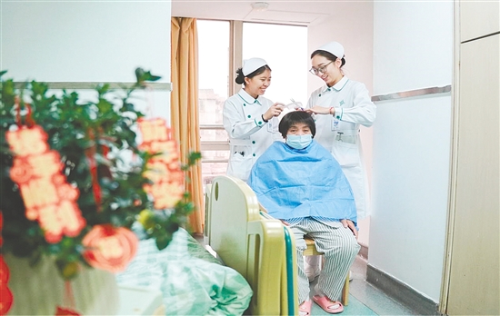 這是一雙靈巧的手。“視病人如親人”，江門市人民醫(yī)院全科醫(yī)學(xué)科護(hù)士化身理發(fā)師，手持剪刀與梳子，為留院過(guò)年患者修剪頭發(fā)。一雙巧手，一把剪刀，一把梳子，動(dòng)作嫻熟而輕柔，不僅打理出利落的發(fā)型，也帶來(lái)了溫暖的年味。