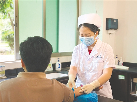 這是一雙肩負(fù)重托的手。在江門市疾控中心抽血室，防艾護(hù)士手持采血器具，給來(lái)訪者做抽血檢測(cè)。每一次嚴(yán)謹(jǐn)操作的背后，承載的是阻斷病毒傳播，守護(hù)公眾健康的堅(jiān)實(shí)希望。