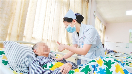 這是一雙傳遞溫度的手。“有時(shí)去治愈，常常去幫助，總是去安慰”，江門市第三人民醫(yī)院內(nèi)科護(hù)士容海清站在床邊，將大拇指高高豎起，用輕柔的話語(yǔ)與溫暖的肢體語(yǔ)言，鼓勵(lì)臥床患者樹立康復(fù)的信心。