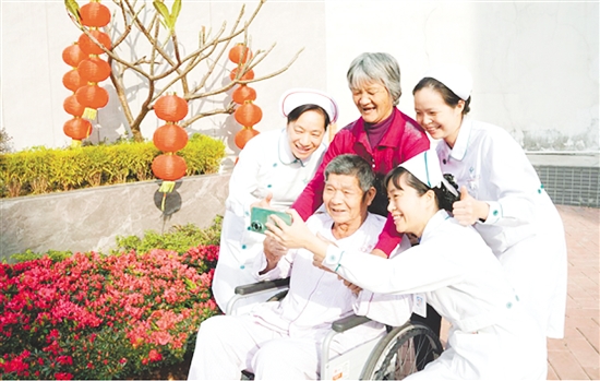 這是一雙溫暖相伴的手。“為您的開心而開心”，江門市人民醫(yī)院泌尿外科護(hù)理團(tuán)隊(duì)與即將康復(fù)出院的患者及家屬定格美好瞬間?？扉T按下的瞬間，醫(yī)患笑容燦爛如新春暖陽(yáng)，也留存了一段溫暖的珍貴記憶。（何潔蘭