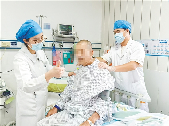 江門市中心醫(yī)院護理團隊為患者進行肺康復(fù)鍛煉。
