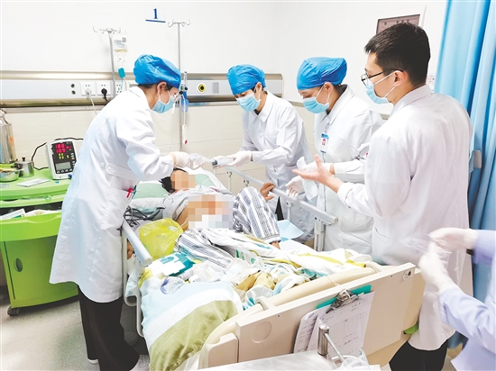 江門市中心醫(yī)院護理團隊為患者進行傷口負壓治療。