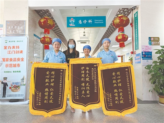 患者把三面錦旗贈(zèng)送給護(hù)士們，以表達(dá)感激之情。