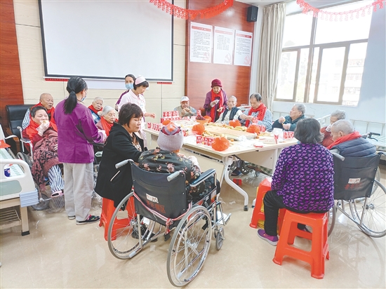 在老年病區(qū)生日會上，老人們圍坐在一起。