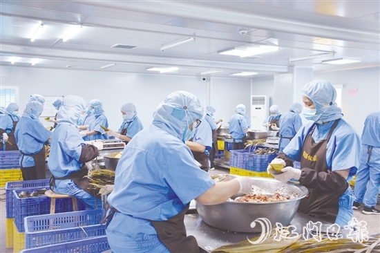 近期，在恩平龍盛粽鄉(xiāng)園內(nèi)，工人們加班加點(diǎn)趕訂單。