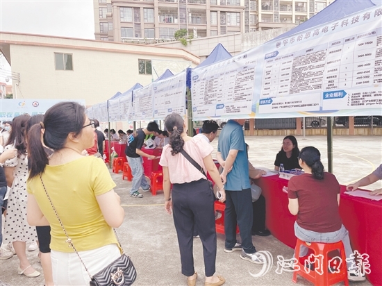 招聘會(huì)吸引了不少女性求職者。