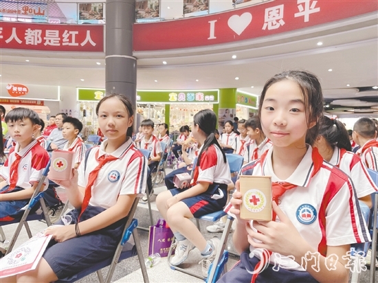 恩平市紅十字會與馮如小學共同試點發(fā)起“愛心存錢罐”公益活動。