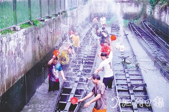 在水口鎮(zhèn)龍東村委會(huì)欖沖村，村民們合力將深埋河底的龍舟“喚醒”，為即將到來(lái)的端午龍舟賽事做準(zhǔn)備。