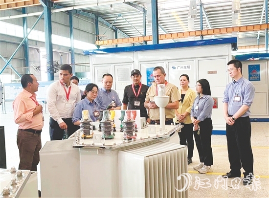 哥斯達黎加考察團走進海鴻電氣，深入了解企業(yè)的生產(chǎn)工序。