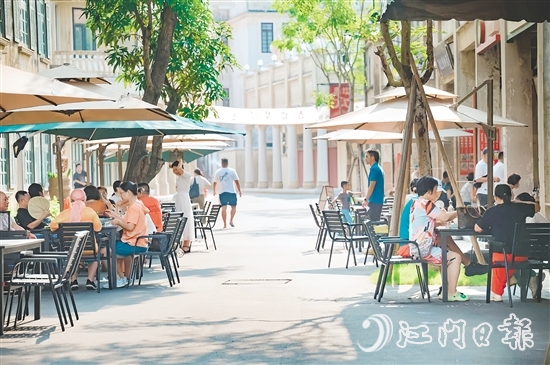 游客在赤坎華僑古鎮(zhèn)品嘗美食。